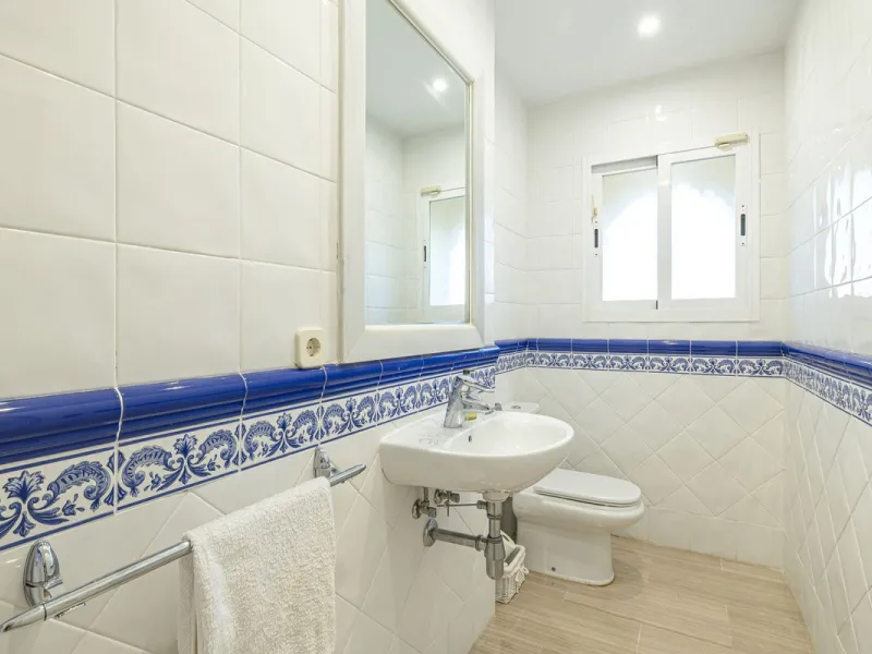Fabulous 3-bed, 3-bath duplex penthouse located in the enviable and luxurious beachside area of Elviria (Marbella.) This is an incredible opportunity not to be missed. The main floor offers a spacious living area, a fully fitted kitchen, one en-suite bedr