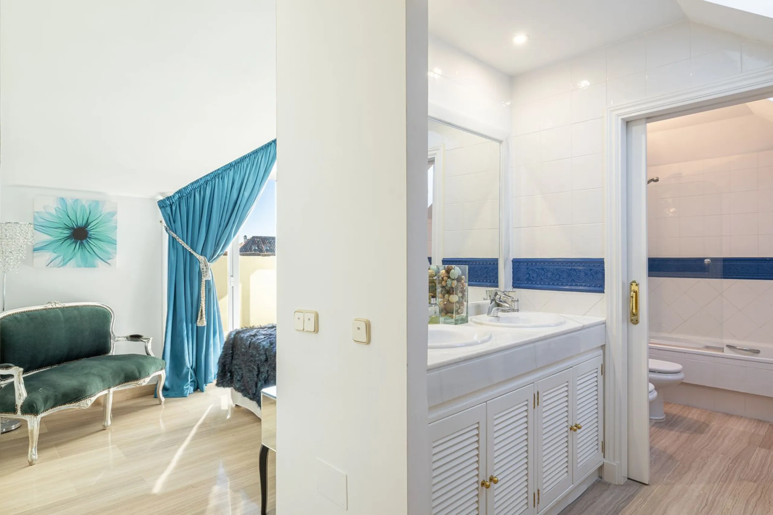 Fabulous 3-bed, 3-bath duplex penthouse located in the enviable and luxurious beachside area of Elviria (Marbella.) This is an incredible opportunity not to be missed. The main floor offers a spacious living area, a fully fitted kitchen, one en-suite bedr