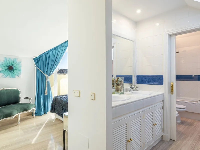 Fabulous 3-bed, 3-bath duplex penthouse located in the enviable and luxurious beachside area of Elviria (Marbella.) This is an incredible opportunity not to be missed. The main floor offers a spacious living area, a fully fitted kitchen, one en-suite bedr