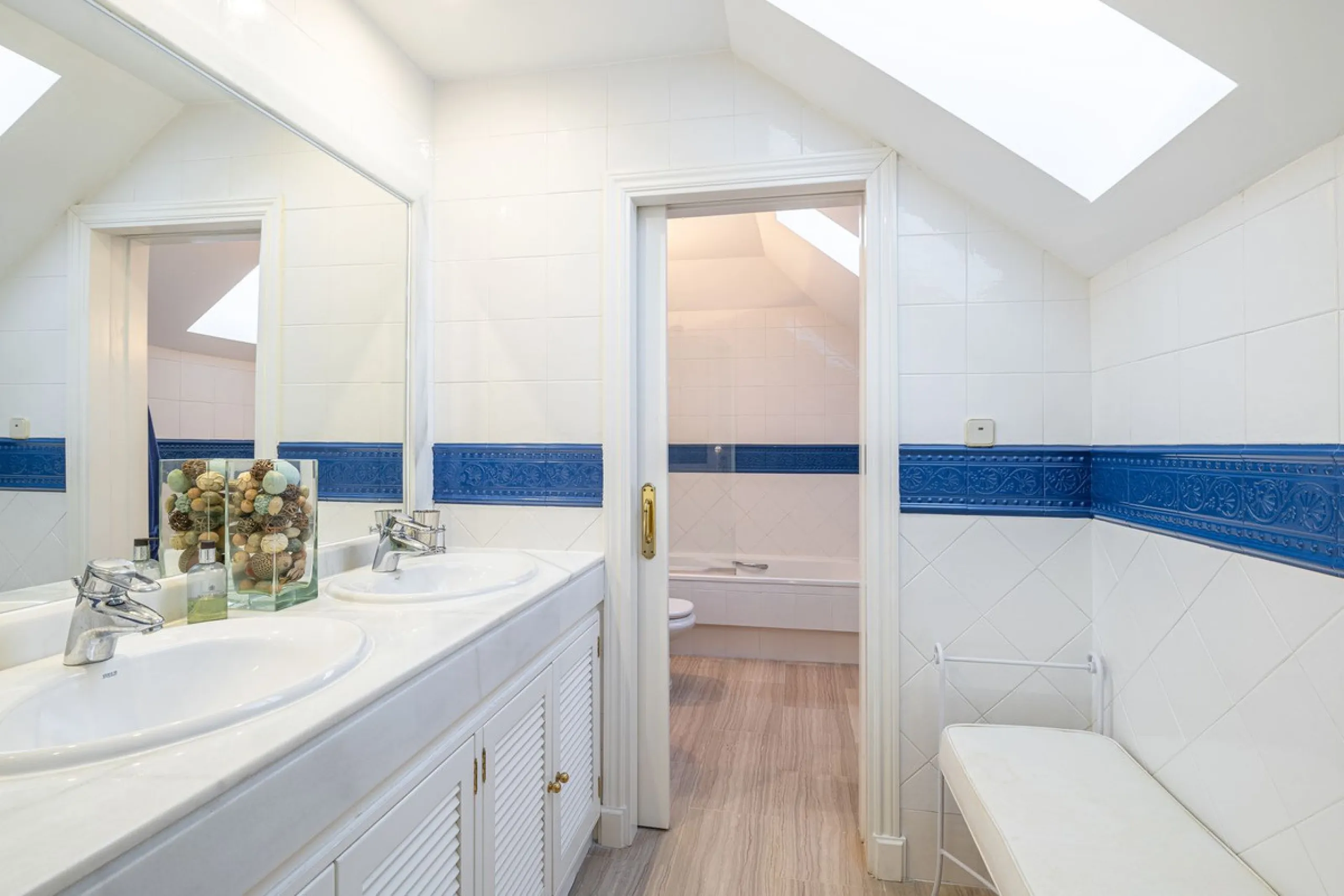Fabulous 3-bed, 3-bath duplex penthouse located in the enviable and luxurious beachside area of Elviria (Marbella.) This is an incredible opportunity not to be missed. The main floor offers a spacious living area, a fully fitted kitchen, one en-suite bedr