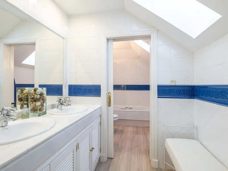 Fabulous 3-bed, 3-bath duplex penthouse located in the enviable and luxurious beachside area of Elviria (Marbella.) This is an incredible opportunity not to be missed. The main floor offers a spacious living area, a fully fitted kitchen, one en-suite bedr