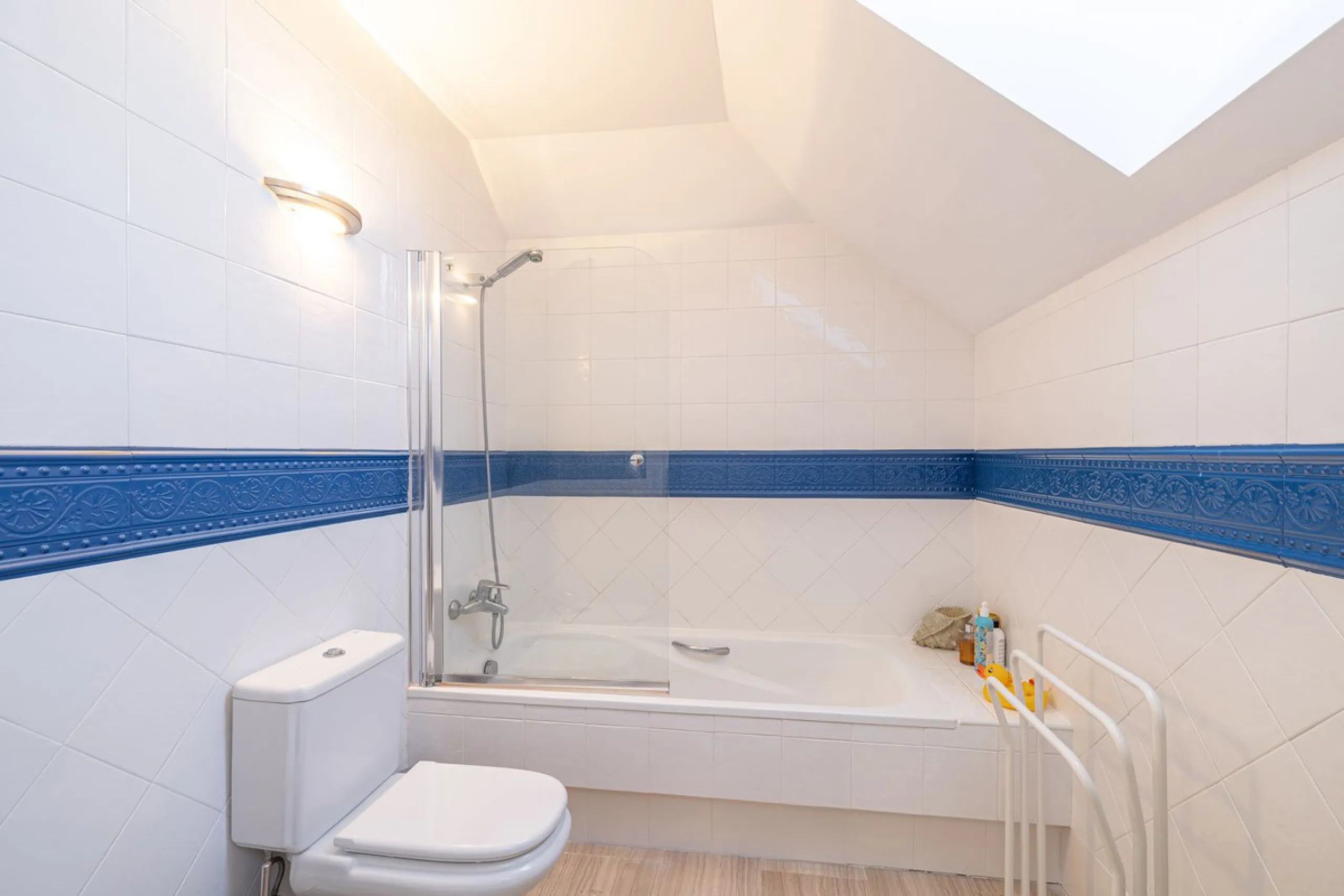 Fabulous 3-bed, 3-bath duplex penthouse located in the enviable and luxurious beachside area of Elviria (Marbella.) This is an incredible opportunity not to be missed. The main floor offers a spacious living area, a fully fitted kitchen, one en-suite bedr