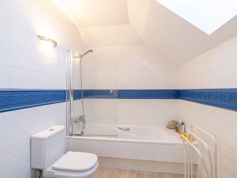 Fabulous 3-bed, 3-bath duplex penthouse located in the enviable and luxurious beachside area of Elviria (Marbella.) This is an incredible opportunity not to be missed. The main floor offers a spacious living area, a fully fitted kitchen, one en-suite bedr