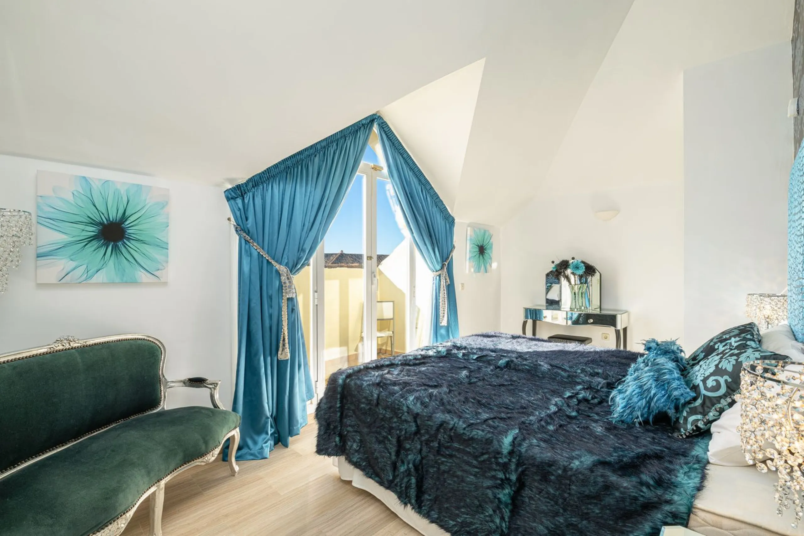 Fabulous 3-bed, 3-bath duplex penthouse located in the enviable and luxurious beachside area of Elviria (Marbella.) This is an incredible opportunity not to be missed. The main floor offers a spacious living area, a fully fitted kitchen, one en-suite bedr
