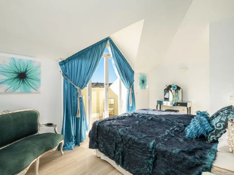 Fabulous 3-bed, 3-bath duplex penthouse located in the enviable and luxurious beachside area of Elviria (Marbella.) This is an incredible opportunity not to be missed. The main floor offers a spacious living area, a fully fitted kitchen, one en-suite bedr