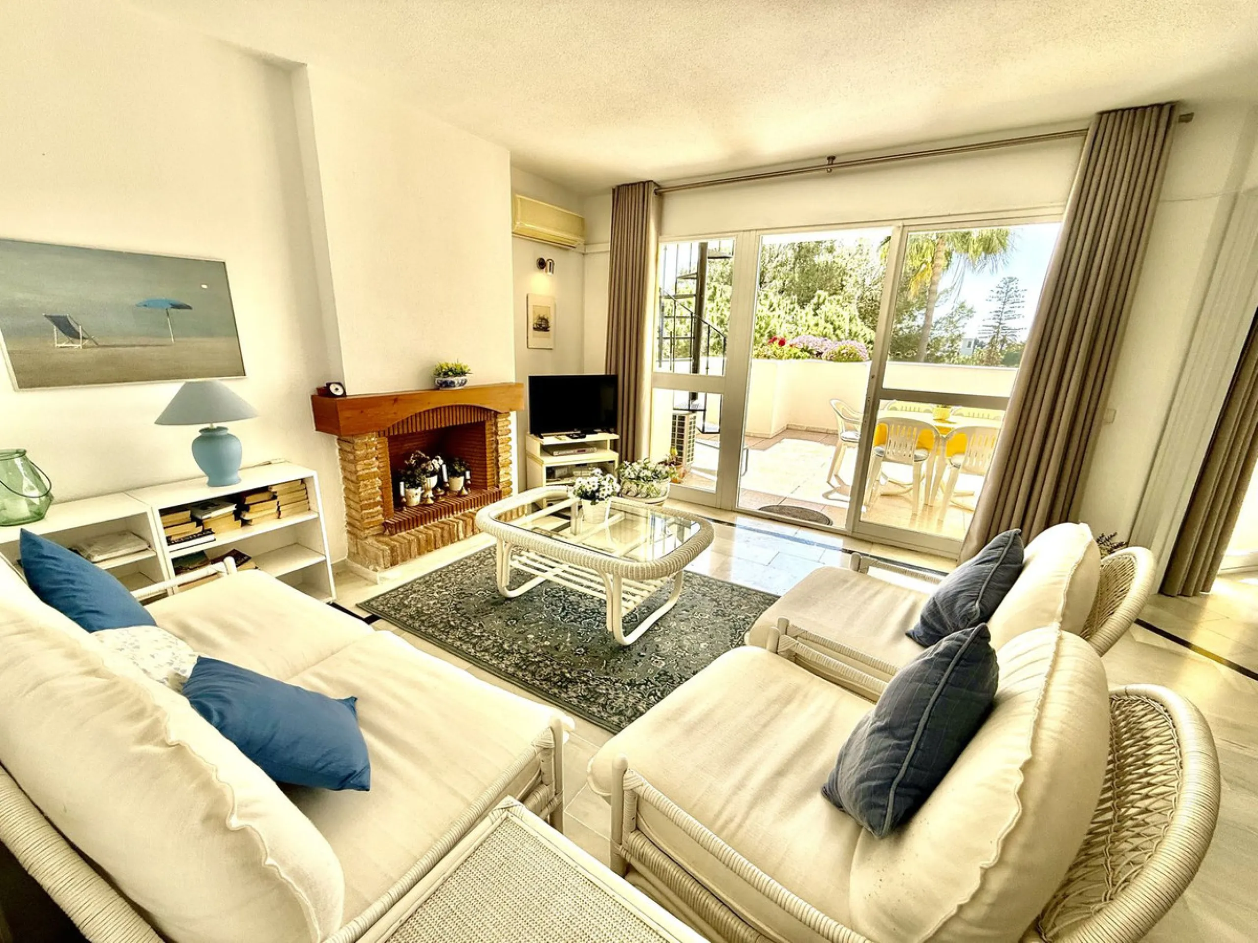 This impressive 3-bedroom penthouse offers a rare combination of space, privacy, and potential, set within a quiet and well-established urbanisation next to La Siesta Golf.
