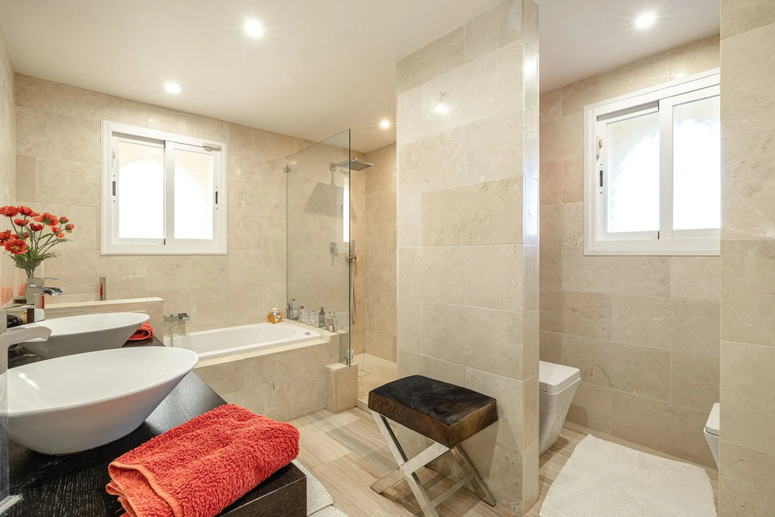 Fabulous 3-bed, 3-bath duplex penthouse located in the enviable and luxurious beachside area of Elviria (Marbella.) This is an incredible opportunity not to be missed. The main floor offers a spacious living area, a fully fitted kitchen, one en-suite bedr