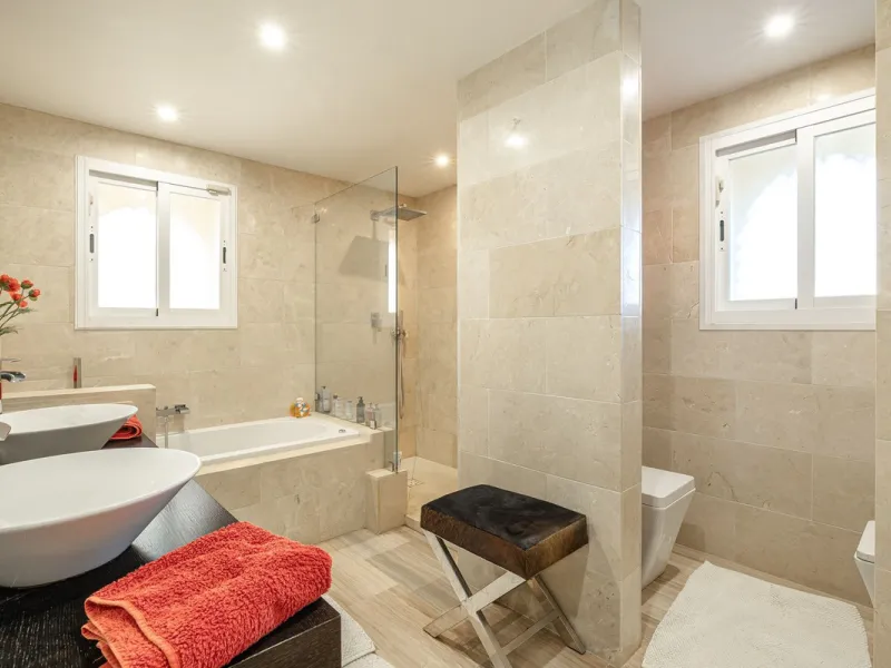 Fabulous 3-bed, 3-bath duplex penthouse located in the enviable and luxurious beachside area of Elviria (Marbella.) This is an incredible opportunity not to be missed. The main floor offers a spacious living area, a fully fitted kitchen, one en-suite bedr