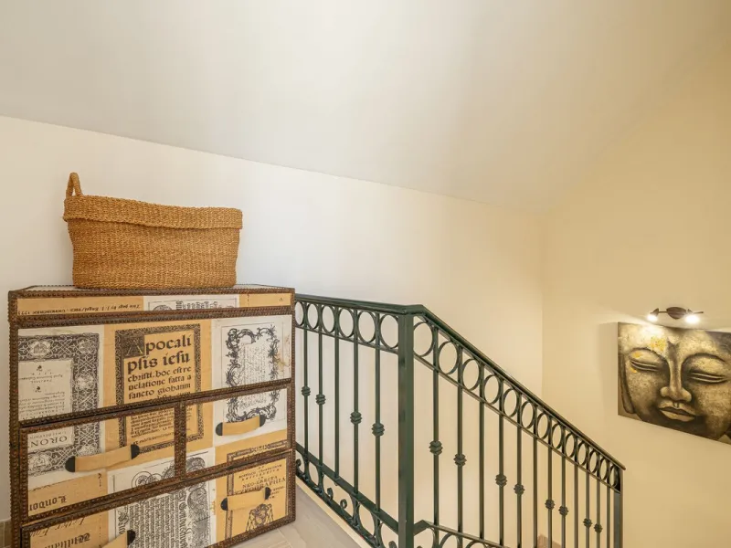 Fabulous 3-bed, 3-bath duplex penthouse located in the enviable and luxurious beachside area of Elviria (Marbella.) This is an incredible opportunity not to be missed. The main floor offers a spacious living area, a fully fitted kitchen, one en-suite bedr