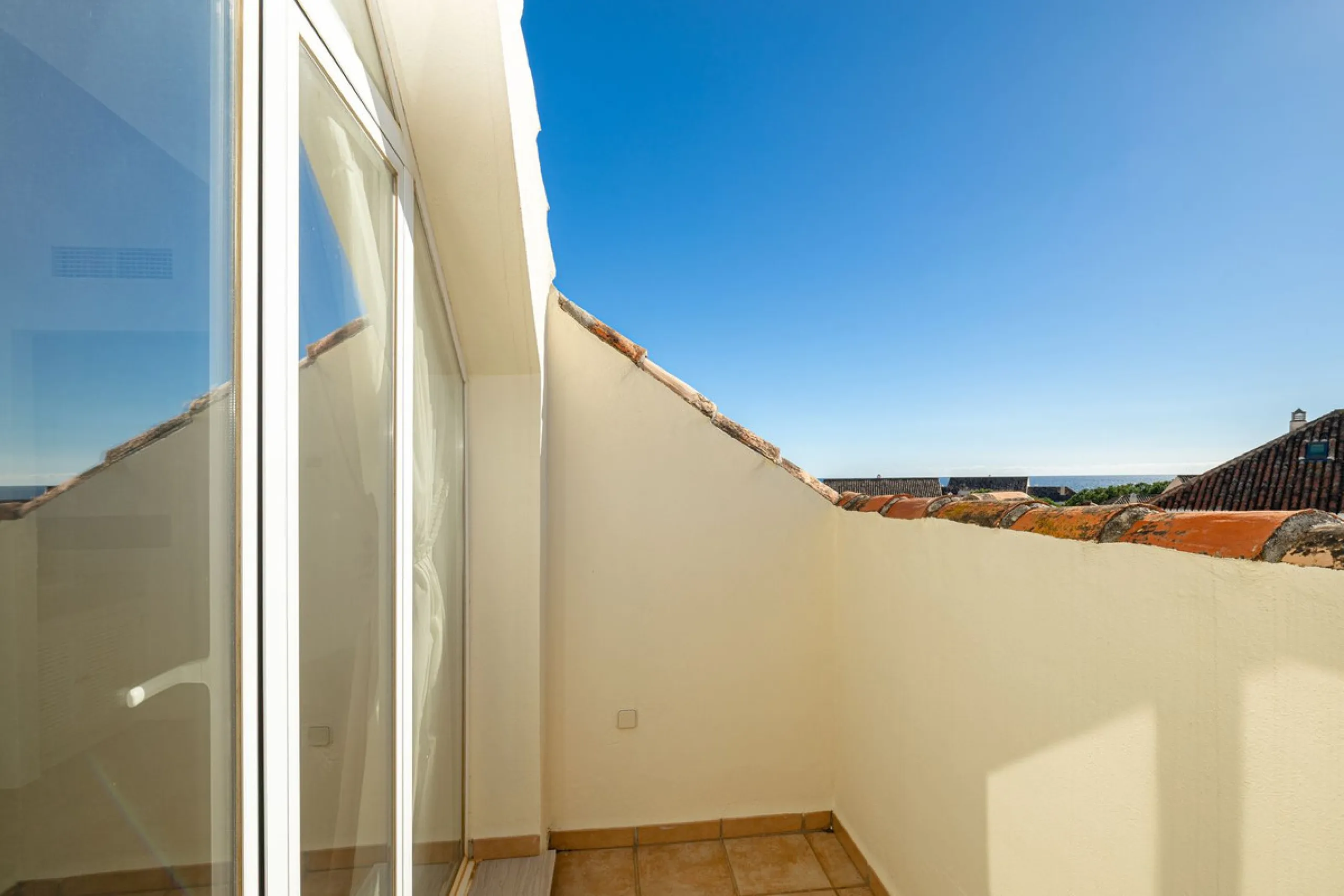 Fabulous 3-bed, 3-bath duplex penthouse located in the enviable and luxurious beachside area of Elviria (Marbella.) This is an incredible opportunity not to be missed. The main floor offers a spacious living area, a fully fitted kitchen, one en-suite bedr