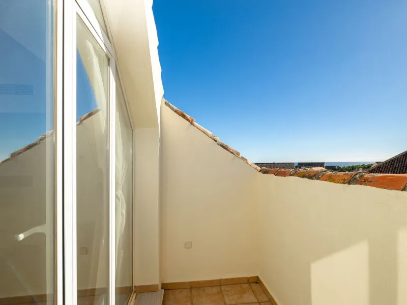 Fabulous 3-bed, 3-bath duplex penthouse located in the enviable and luxurious beachside area of Elviria (Marbella.) This is an incredible opportunity not to be missed. The main floor offers a spacious living area, a fully fitted kitchen, one en-suite bedr