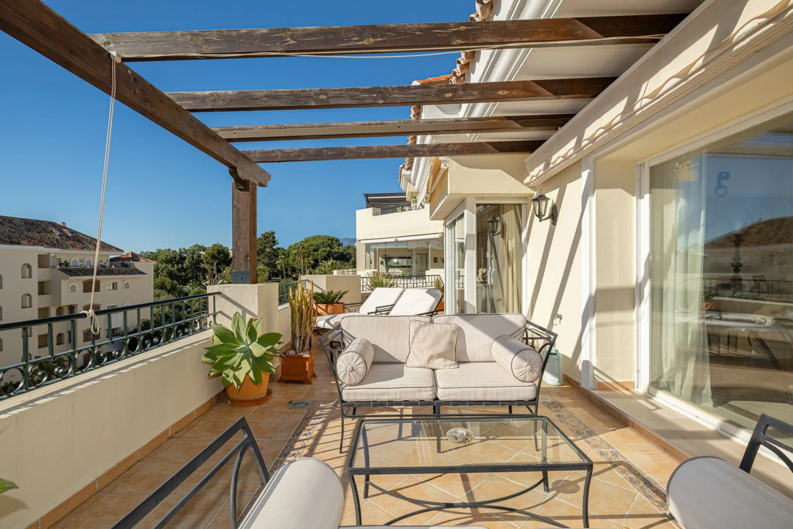Fabulous 3-bed, 3-bath duplex penthouse located in the enviable and luxurious beachside area of Elviria (Marbella.) This is an incredible opportunity not to be missed. The main floor offers a spacious living area, a fully fitted kitchen, one en-suite bedr