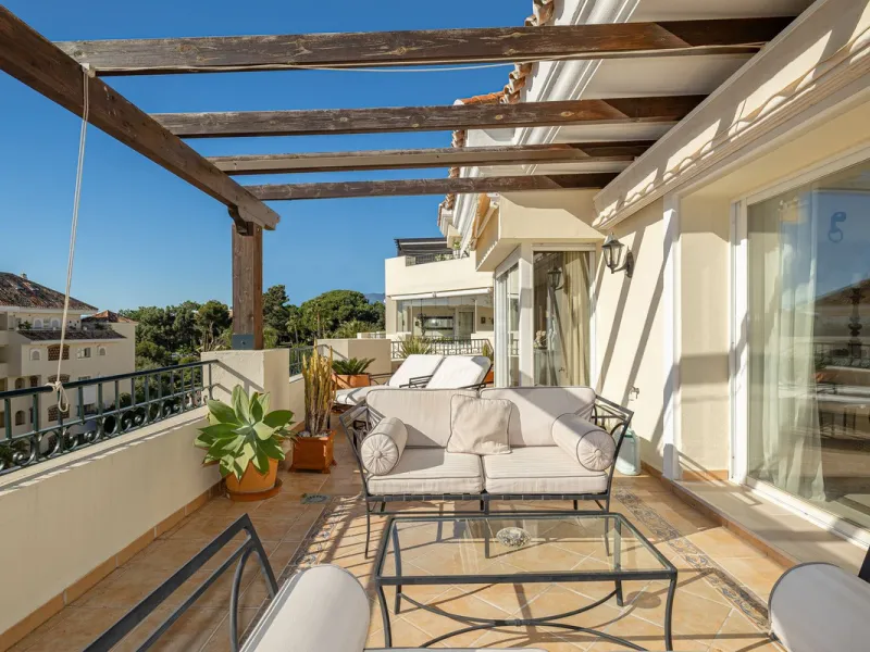 Fabulous 3-bed, 3-bath duplex penthouse located in the enviable and luxurious beachside area of Elviria (Marbella.) This is an incredible opportunity not to be missed. The main floor offers a spacious living area, a fully fitted kitchen, one en-suite bedr
