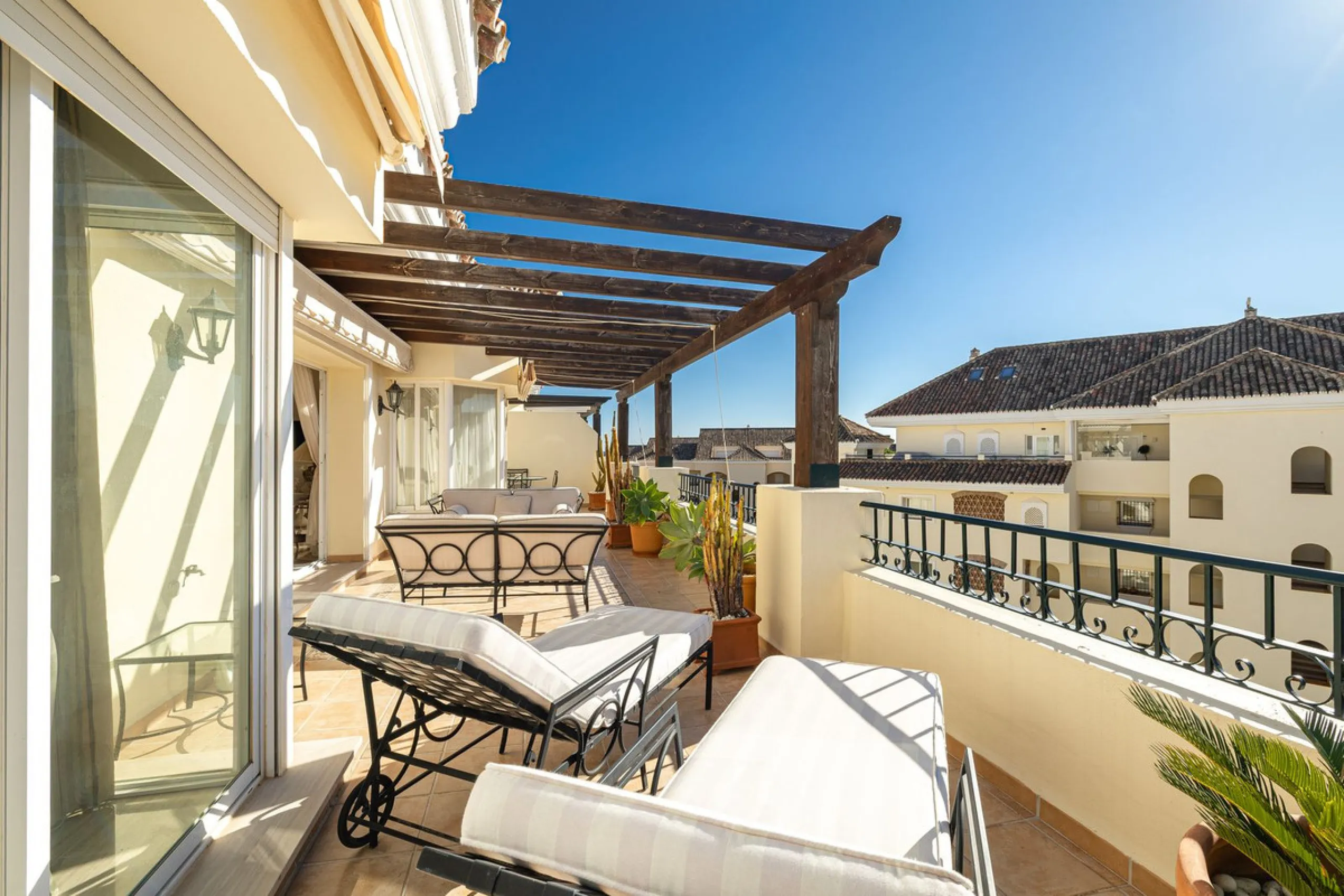 Fabulous 3-bed, 3-bath duplex penthouse located in the enviable and luxurious beachside area of Elviria (Marbella.) This is an incredible opportunity not to be missed. The main floor offers a spacious living area, a fully fitted kitchen, one en-suite bedr