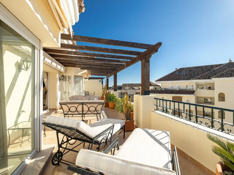 Fabulous 3-bed, 3-bath duplex penthouse located in the enviable and luxurious beachside area of Elviria (Marbella.) This is an incredible opportunity not to be missed. The main floor offers a spacious living area, a fully fitted kitchen, one en-suite bedr