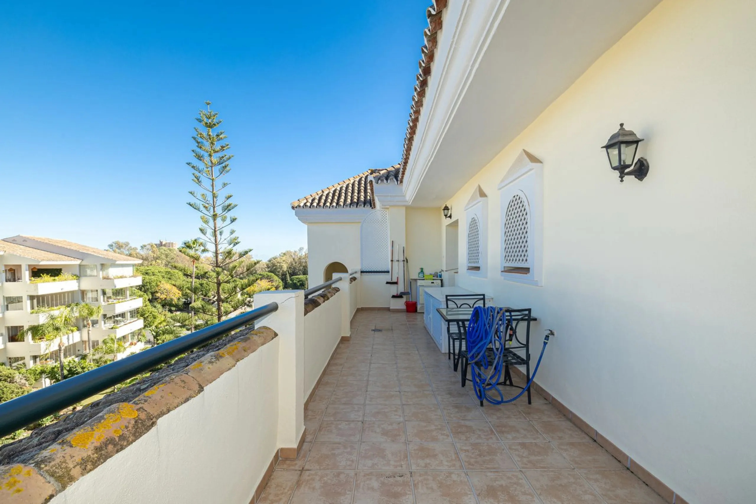Fabulous 3-bed, 3-bath duplex penthouse located in the enviable and luxurious beachside area of Elviria (Marbella.) This is an incredible opportunity not to be missed. The main floor offers a spacious living area, a fully fitted kitchen, one en-suite bedr