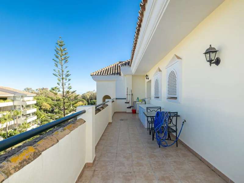 Fabulous 3-bed, 3-bath duplex penthouse located in the enviable and luxurious beachside area of Elviria (Marbella.) This is an incredible opportunity not to be missed. The main floor offers a spacious living area, a fully fitted kitchen, one en-suite bedr
