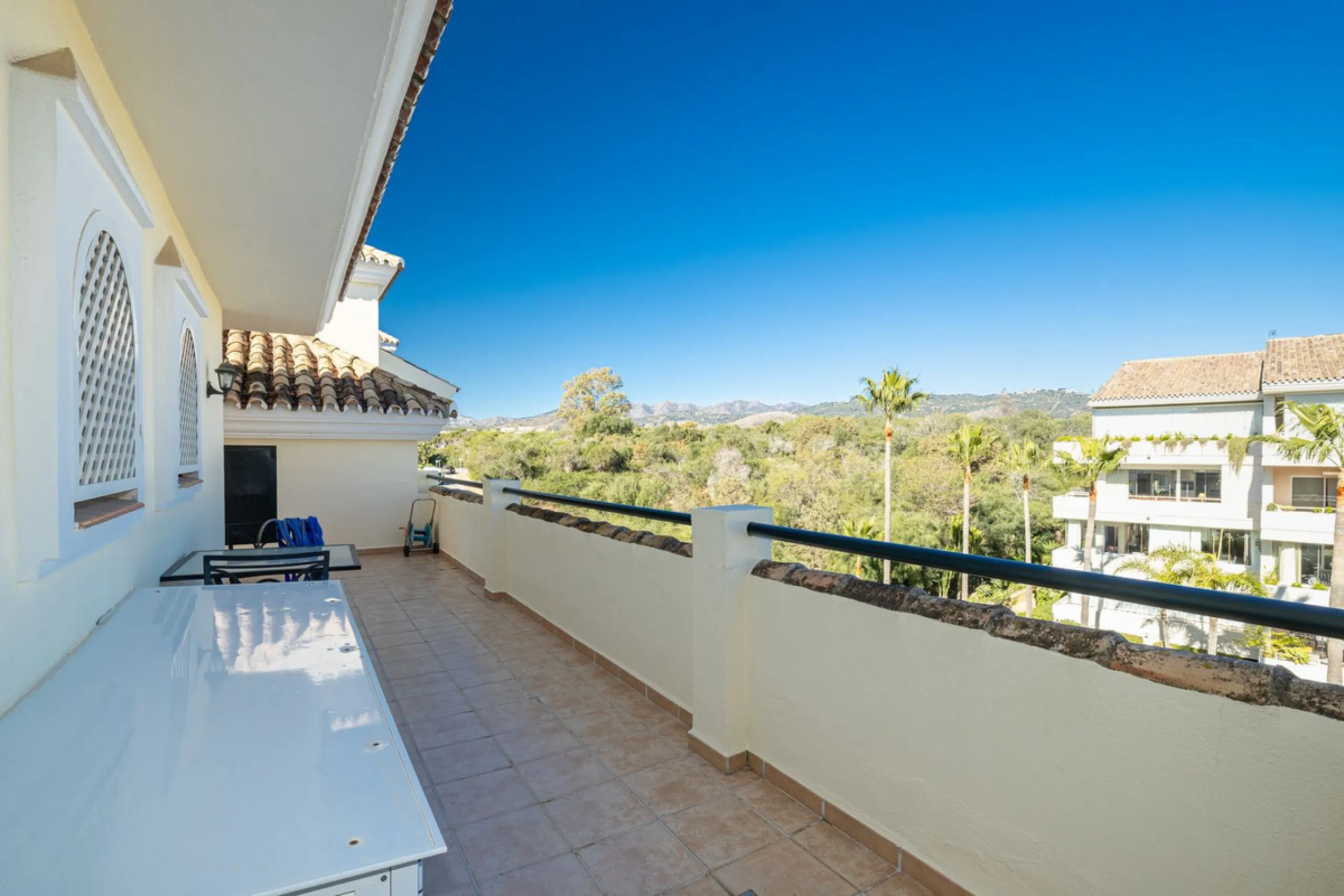 Fabulous 3-bed, 3-bath duplex penthouse located in the enviable and luxurious beachside area of Elviria (Marbella.) This is an incredible opportunity not to be missed. The main floor offers a spacious living area, a fully fitted kitchen, one en-suite bedr