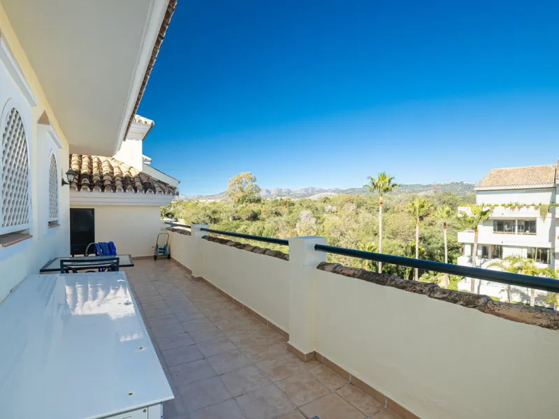Fabulous 3-bed, 3-bath duplex penthouse located in the enviable and luxurious beachside area of Elviria (Marbella.) This is an incredible opportunity not to be missed. The main floor offers a spacious living area, a fully fitted kitchen, one en-suite bedr