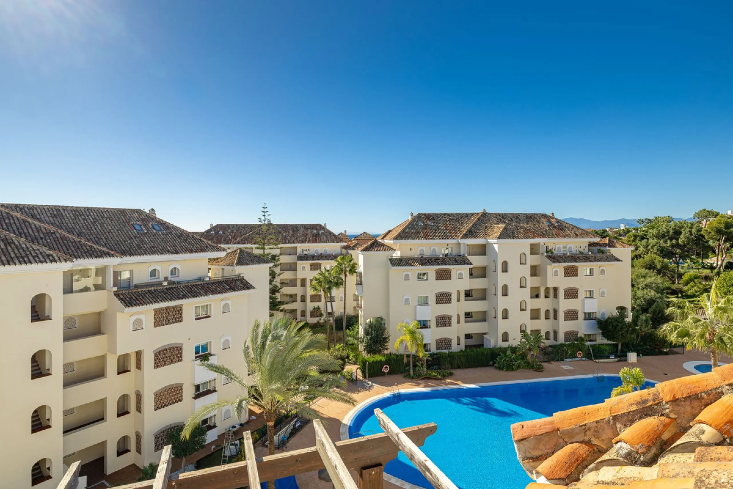 Fabulous 3-bed, 3-bath duplex penthouse located in the enviable and luxurious beachside area of Elviria (Marbella.) This is an incredible opportunity not to be missed. The main floor offers a spacious living area, a fully fitted kitchen, one en-suite bedr