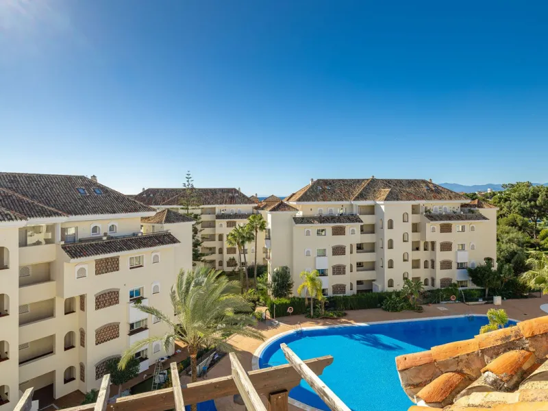 Fabulous 3-bed, 3-bath duplex penthouse located in the enviable and luxurious beachside area of Elviria (Marbella.) This is an incredible opportunity not to be missed. The main floor offers a spacious living area, a fully fitted kitchen, one en-suite bedr