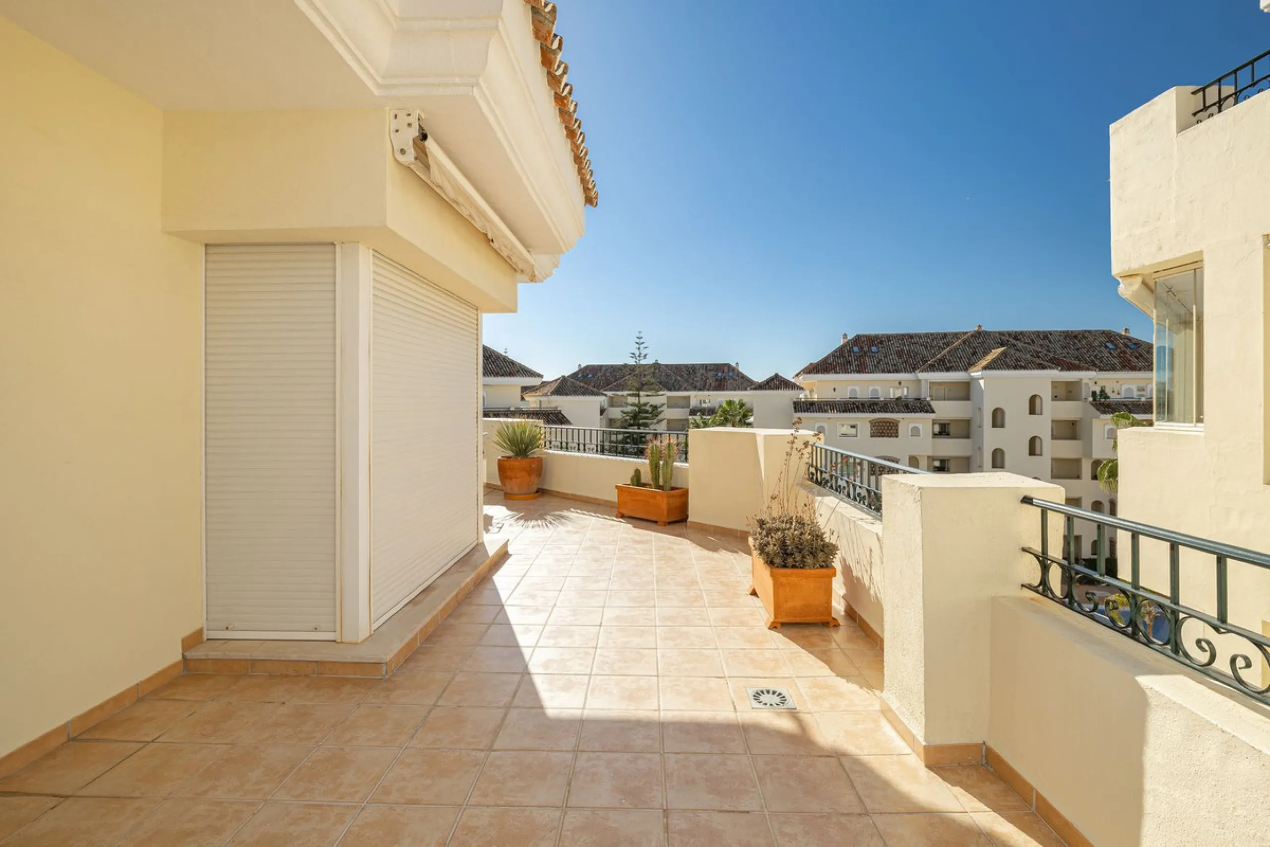 Fabulous 3-bed, 3-bath duplex penthouse located in the enviable and luxurious beachside area of Elviria (Marbella.) This is an incredible opportunity not to be missed. The main floor offers a spacious living area, a fully fitted kitchen, one en-suite bedr