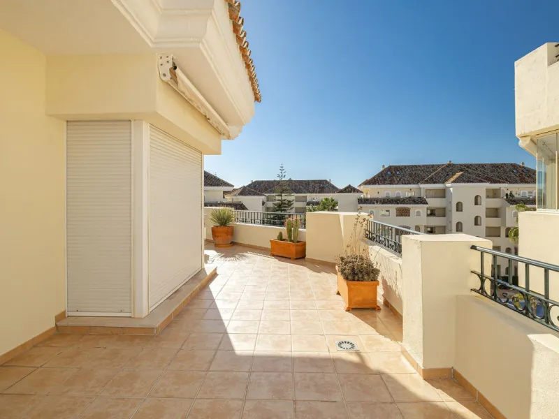 Fabulous 3-bed, 3-bath duplex penthouse located in the enviable and luxurious beachside area of Elviria (Marbella.) This is an incredible opportunity not to be missed. The main floor offers a spacious living area, a fully fitted kitchen, one en-suite bedr