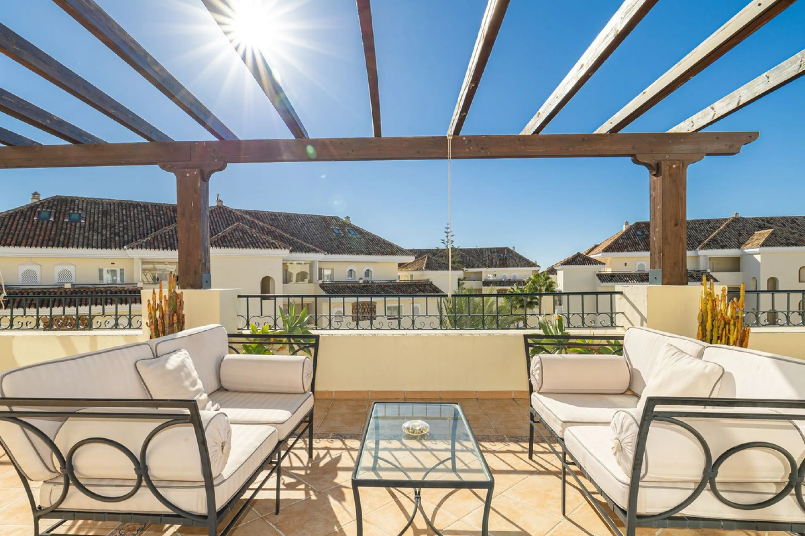 Fabulous 3-bed, 3-bath duplex penthouse located in the enviable and luxurious beachside area of Elviria (Marbella.) This is an incredible opportunity not to be missed. The main floor offers a spacious living area, a fully fitted kitchen, one en-suite bedr