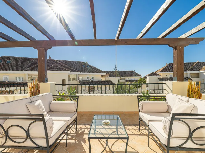 Fabulous 3-bed, 3-bath duplex penthouse located in the enviable and luxurious beachside area of Elviria (Marbella.) This is an incredible opportunity not to be missed. The main floor offers a spacious living area, a fully fitted kitchen, one en-suite bedr