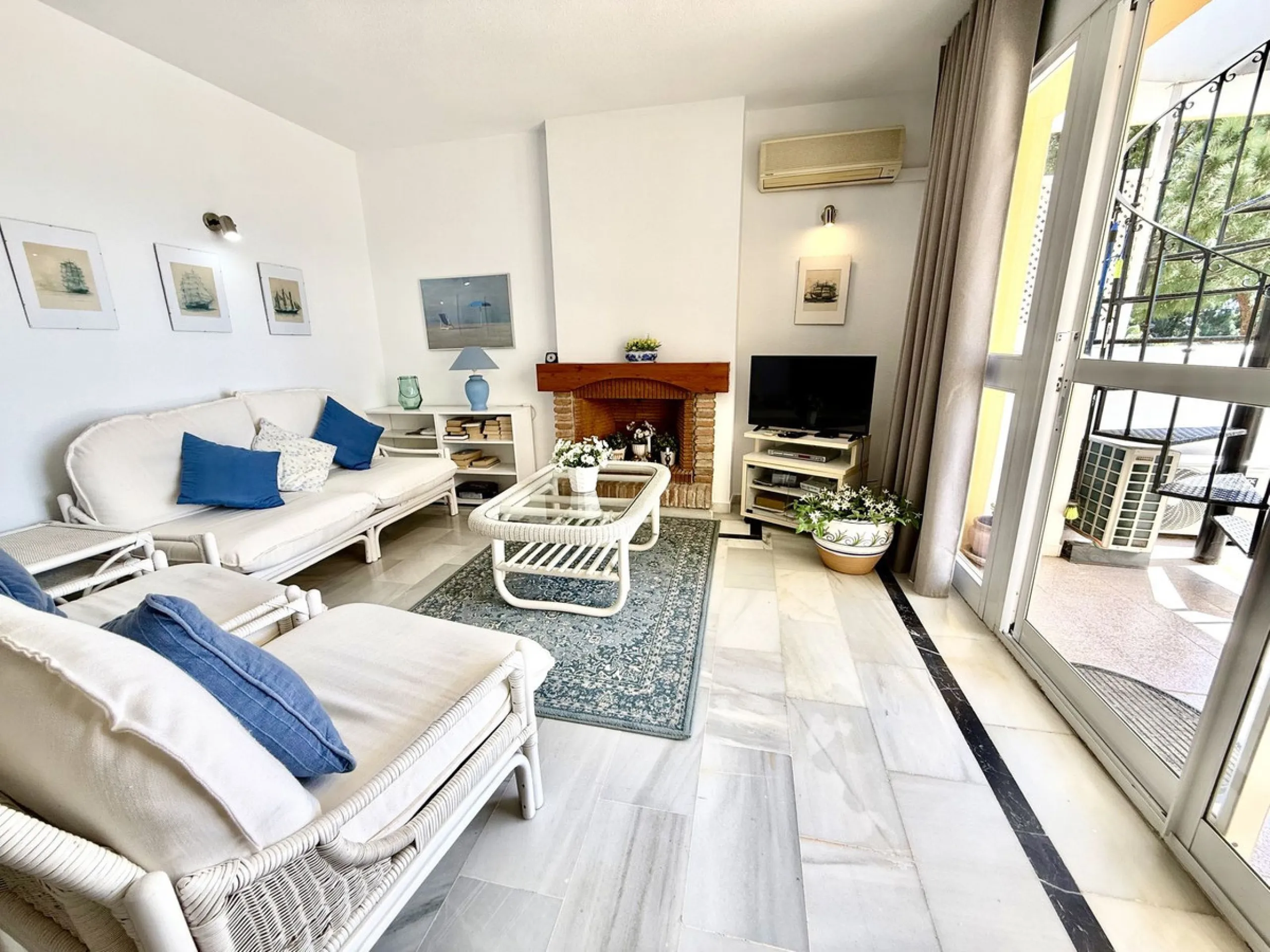 This impressive 3-bedroom penthouse offers a rare combination of space, privacy, and potential, set within a quiet and well-established urbanisation next to La Siesta Golf.