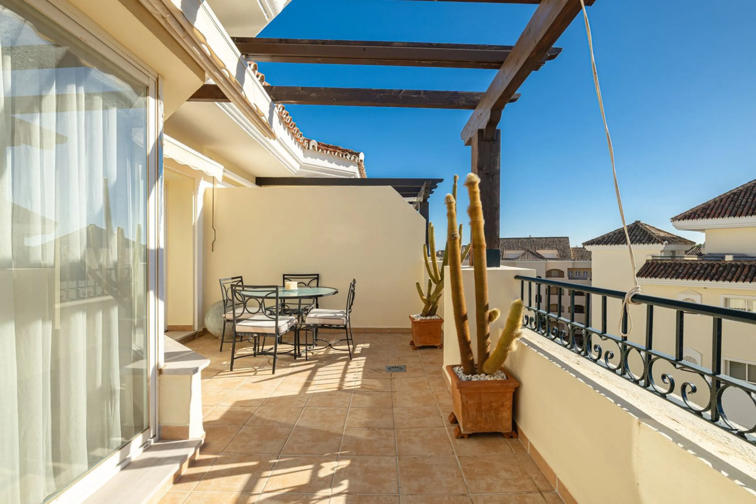 Fabulous 3-bed, 3-bath duplex penthouse located in the enviable and luxurious beachside area of Elviria (Marbella.) This is an incredible opportunity not to be missed. The main floor offers a spacious living area, a fully fitted kitchen, one en-suite bedr