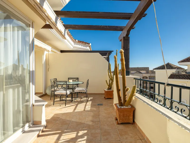 Fabulous 3-bed, 3-bath duplex penthouse located in the enviable and luxurious beachside area of Elviria (Marbella.) This is an incredible opportunity not to be missed. The main floor offers a spacious living area, a fully fitted kitchen, one en-suite bedr