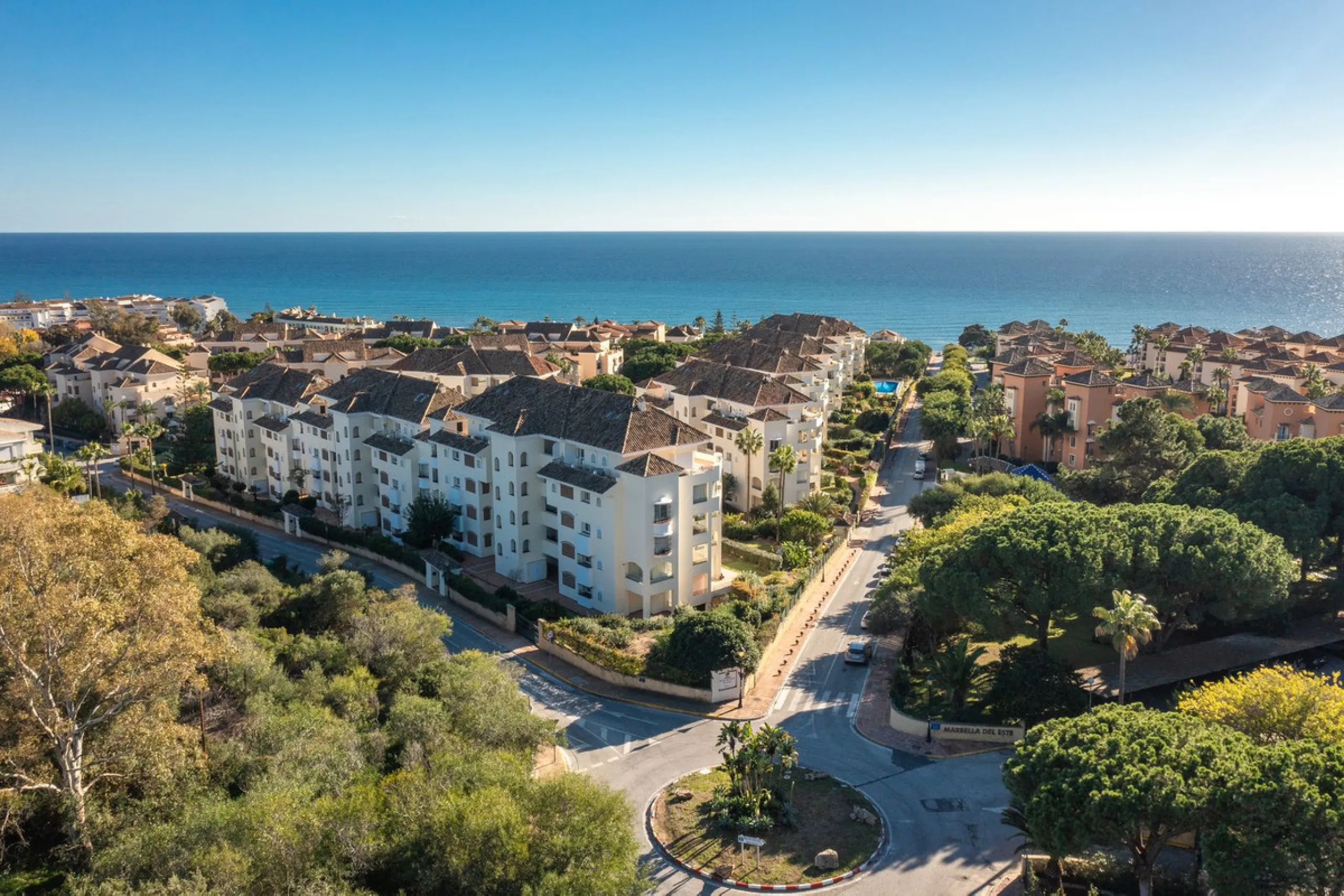 Fabulous 3-bed, 3-bath duplex penthouse located in the enviable and luxurious beachside area of Elviria (Marbella.) This is an incredible opportunity not to be missed. The main floor offers a spacious living area, a fully fitted kitchen, one en-suite bedr