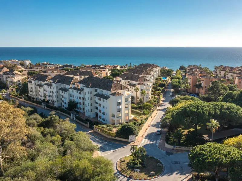 Fabulous 3-bed, 3-bath duplex penthouse located in the enviable and luxurious beachside area of Elviria (Marbella.) This is an incredible opportunity not to be missed. The main floor offers a spacious living area, a fully fitted kitchen, one en-suite bedr