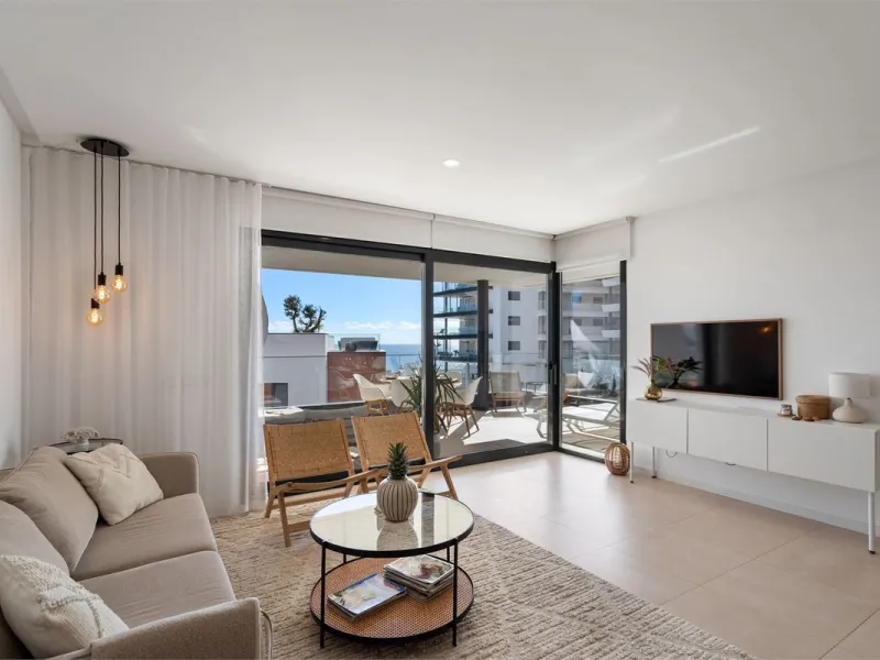 Welcome to this fantastic and modern apartment built in 2020. Perfect for those looking for a home with style, comfort and a unbeatable location. The home offers three bedrooms with lots of wardrobe space, two bathrooms and an open plan that creates a lov