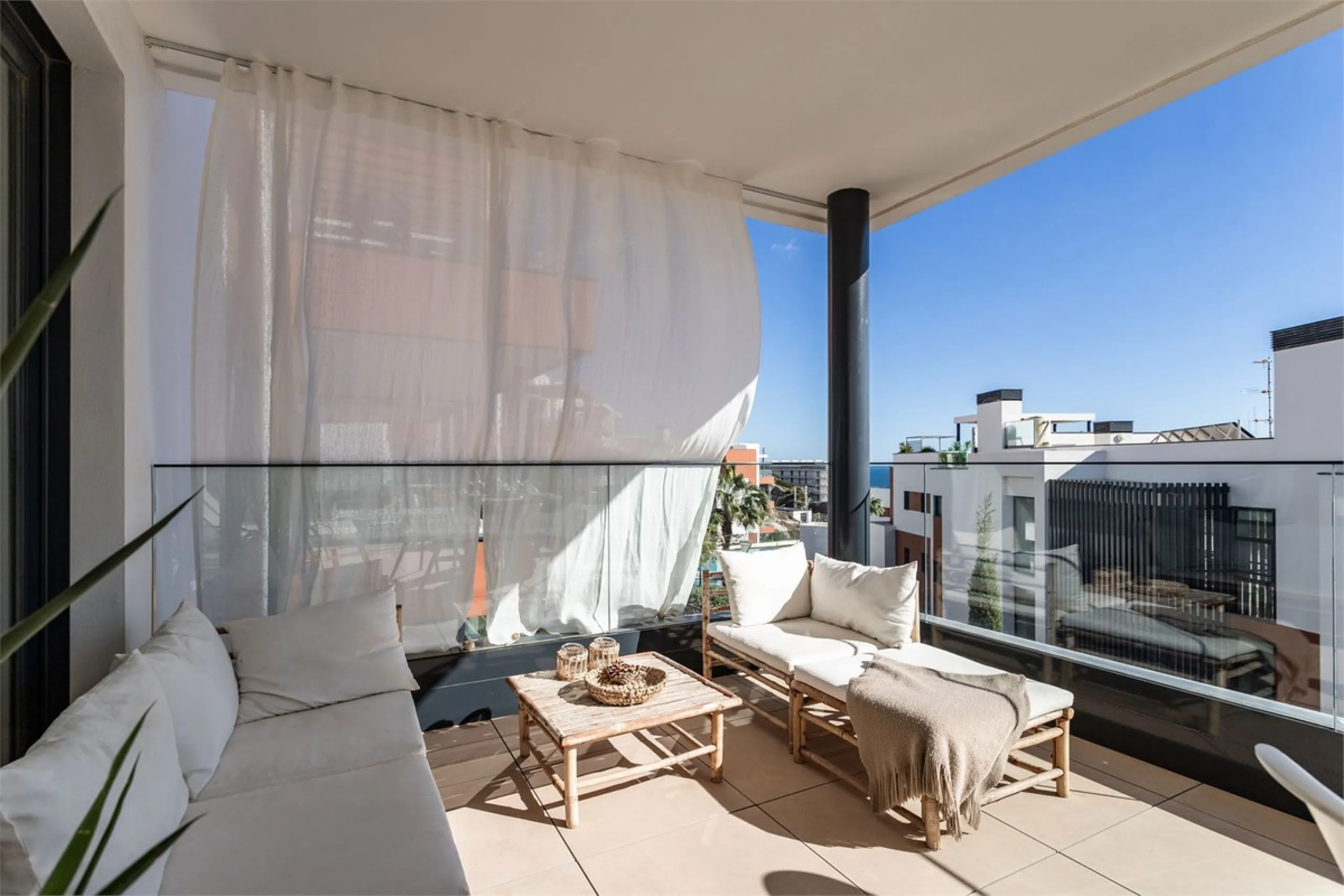 Apartment - Middle Floor Apartment в продаже в Fuengirola, Málaga. В доме 3 спален и 2 ванных комнат. Площадь дома 122 м²