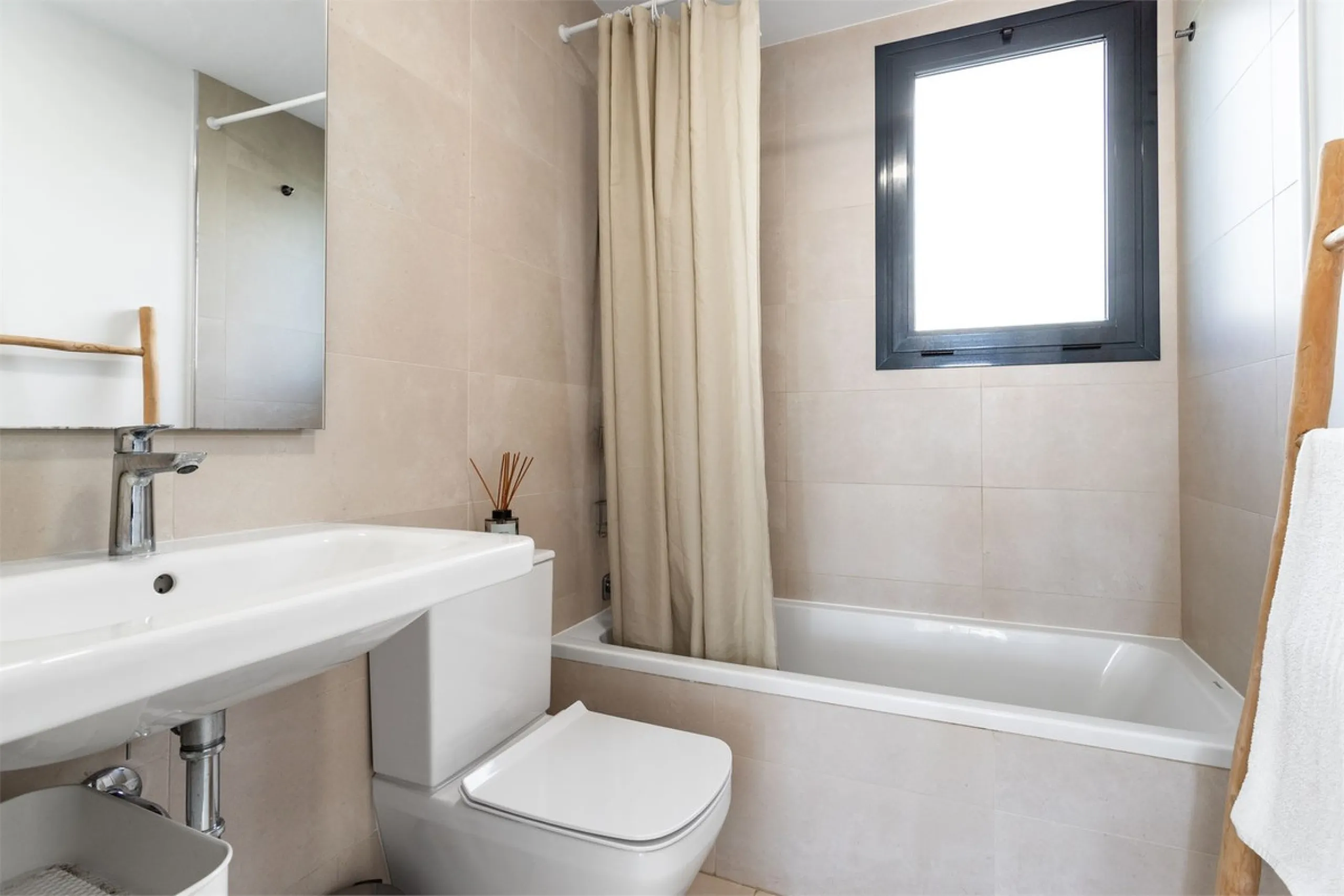 Apartment - Middle Floor Apartment в продаже в Fuengirola, Málaga. В доме 3 спален и 2 ванных комнат. Площадь дома 122 м²