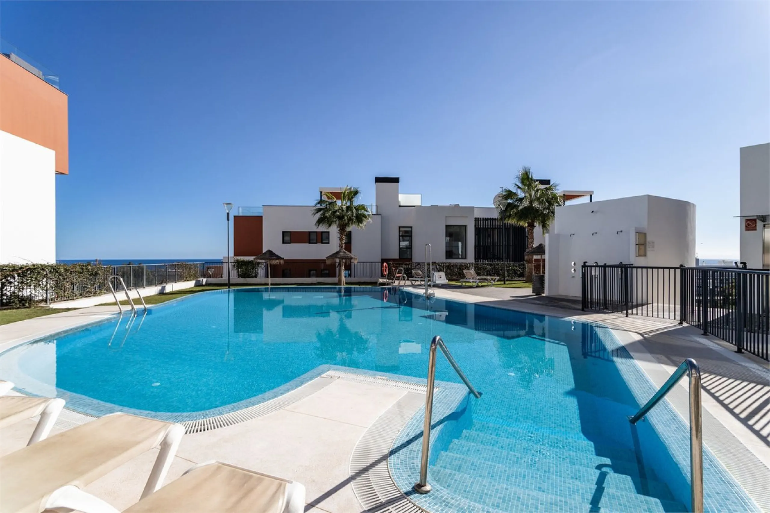 Apartment - Middle Floor Apartment в продаже в Fuengirola, Málaga. В доме 3 спален и 2 ванных комнат. Площадь дома 122 м²