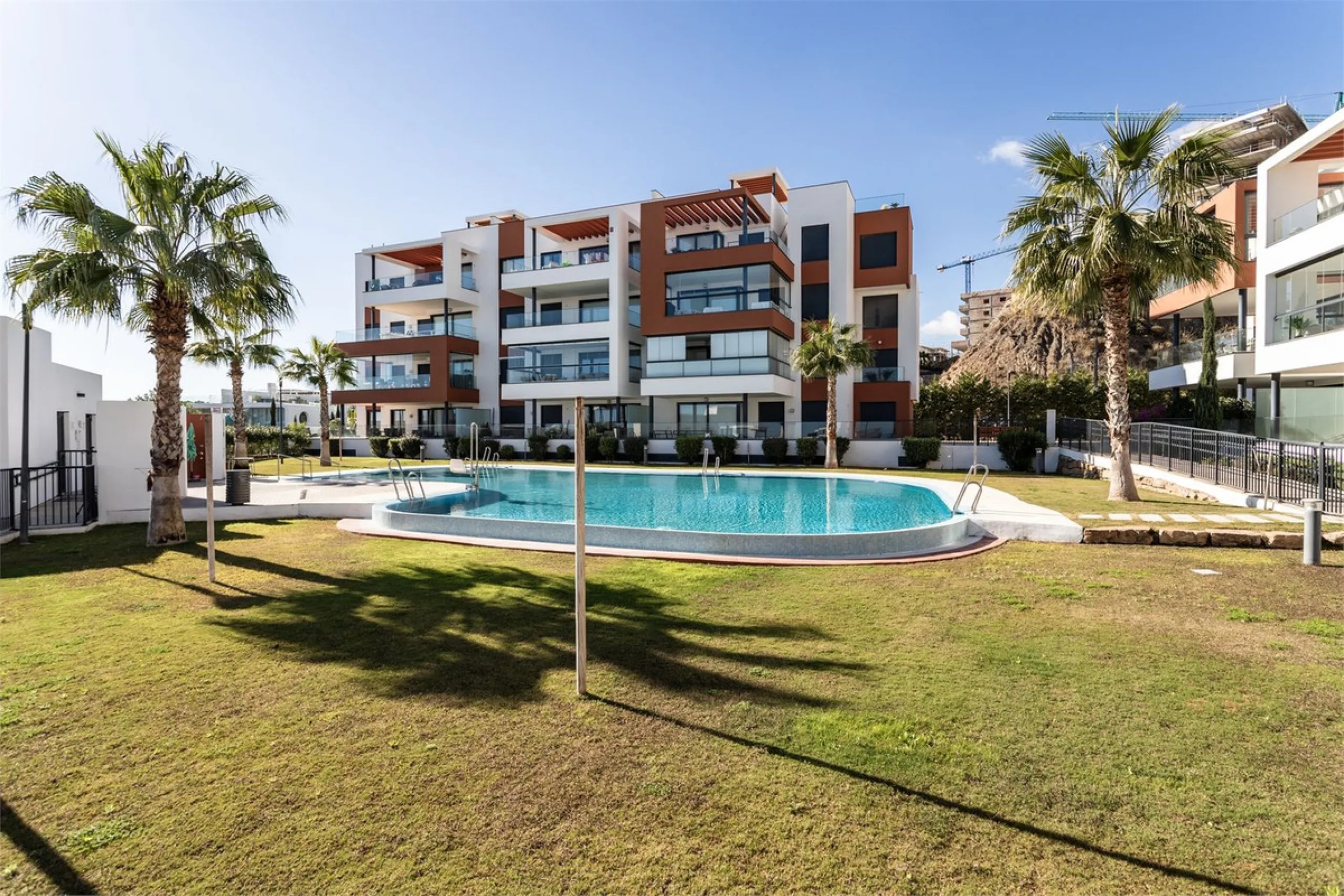 Apartment - Middle Floor Apartment в продаже в Fuengirola, Málaga. В доме 3 спален и 2 ванных комнат. Площадь дома 122 м²