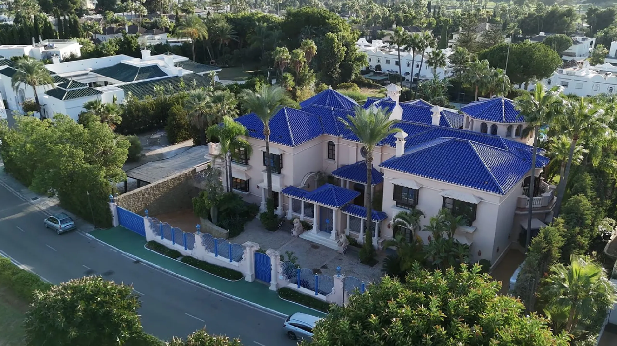 Villa Herencia stands as a magnificent masterpiece of classic architecture, embodying timeless elegance and exceptional craftsmanship.