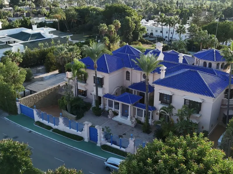 Villa Herencia stands as a magnificent masterpiece of classic architecture, embodying timeless elegance and exceptional craftsmanship.