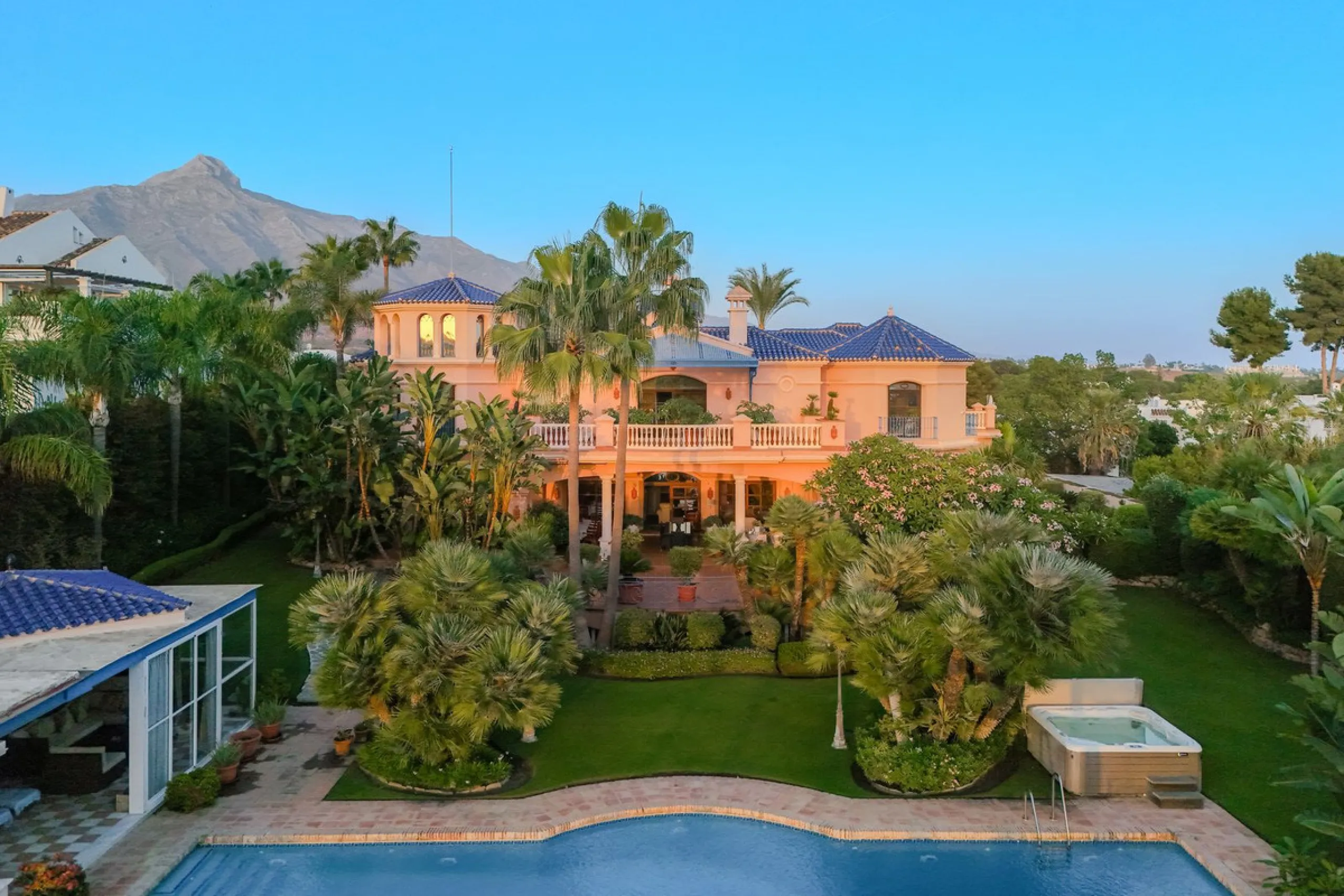 Villa Herencia stands as a magnificent masterpiece of classic architecture, embodying timeless elegance and exceptional craftsmanship.