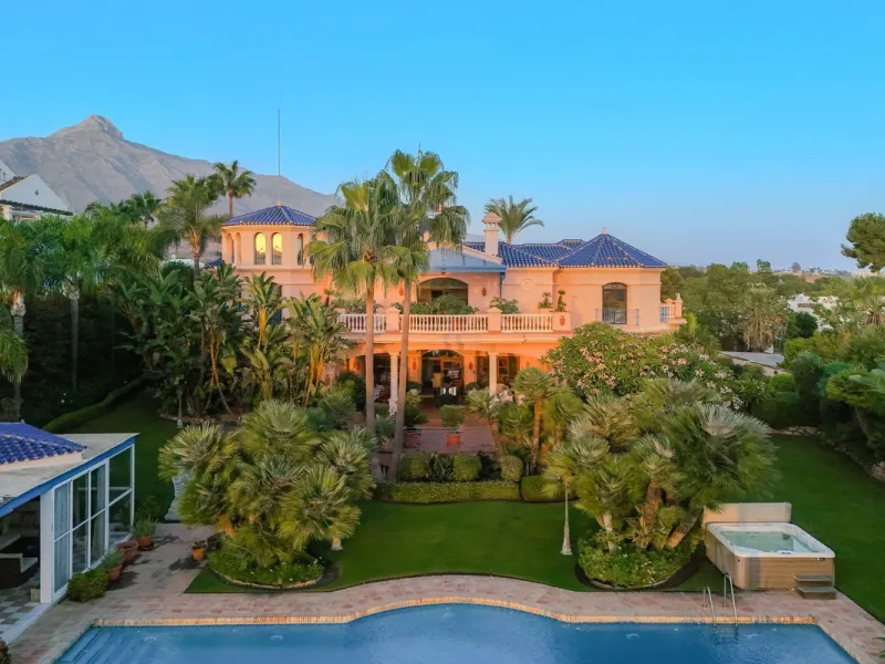 Villa Herencia stands as a magnificent masterpiece of classic architecture, embodying timeless elegance and exceptional craftsmanship.