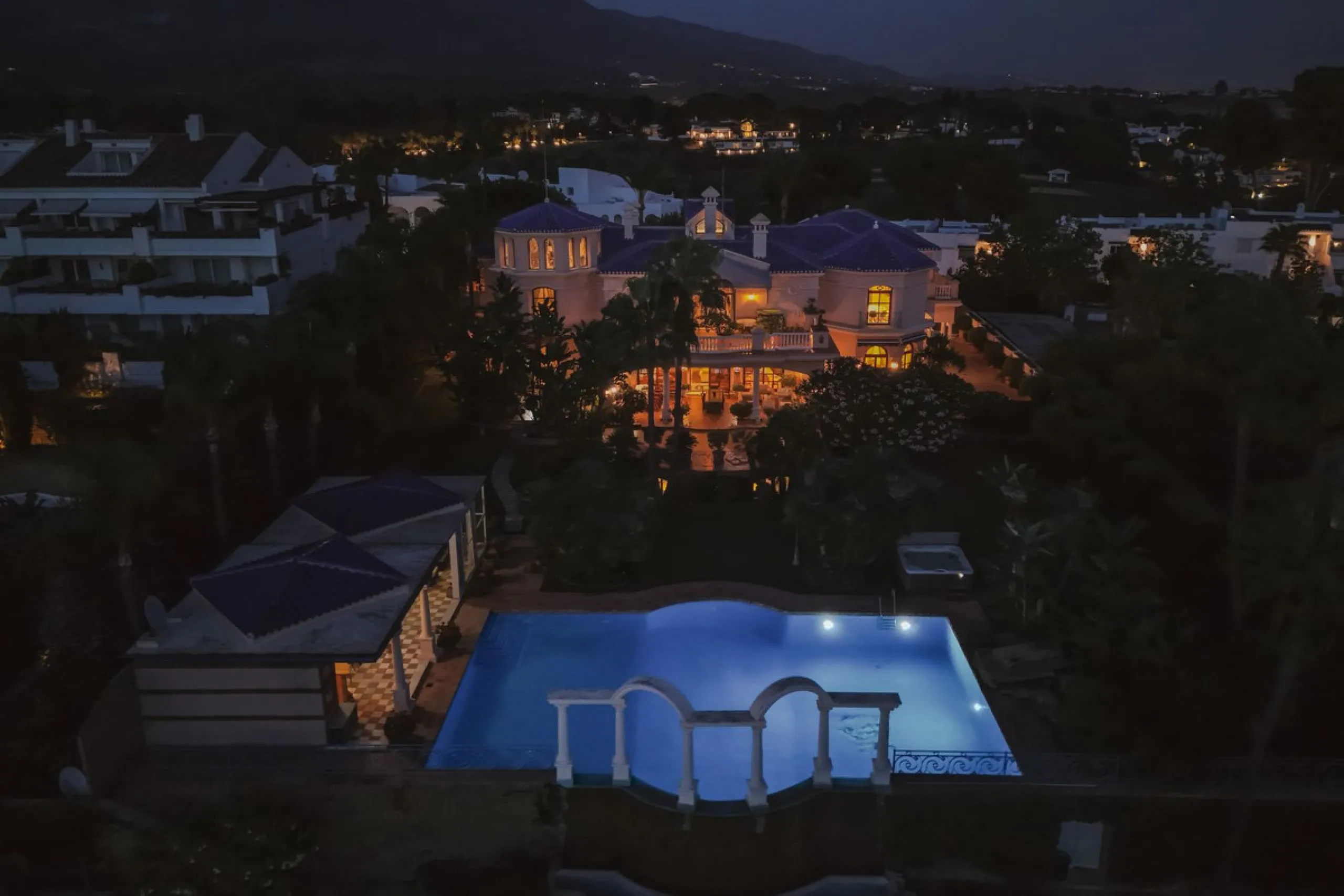 Villa Herencia stands as a magnificent masterpiece of classic architecture, embodying timeless elegance and exceptional craftsmanship.
