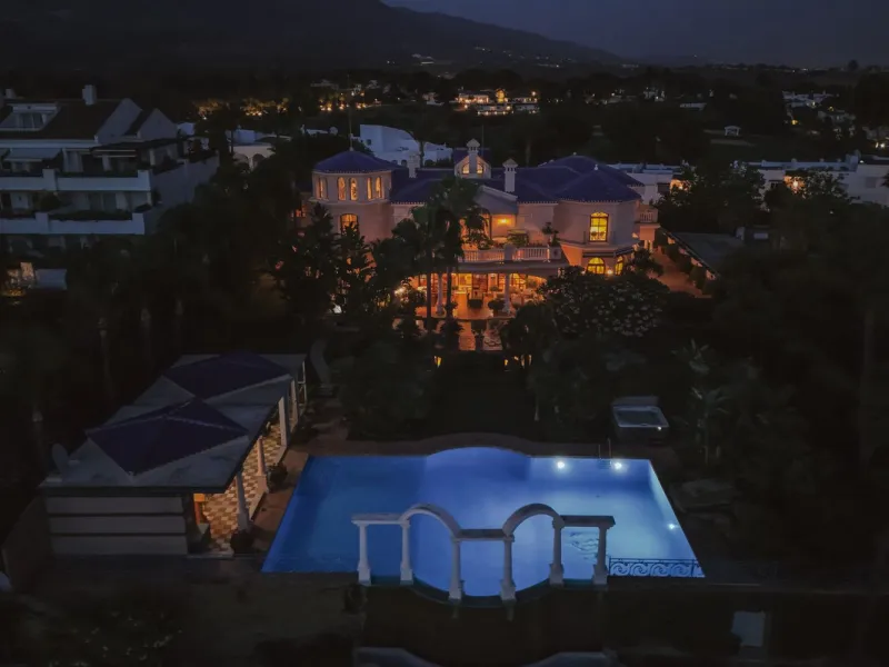 Villa Herencia stands as a magnificent masterpiece of classic architecture, embodying timeless elegance and exceptional craftsmanship.