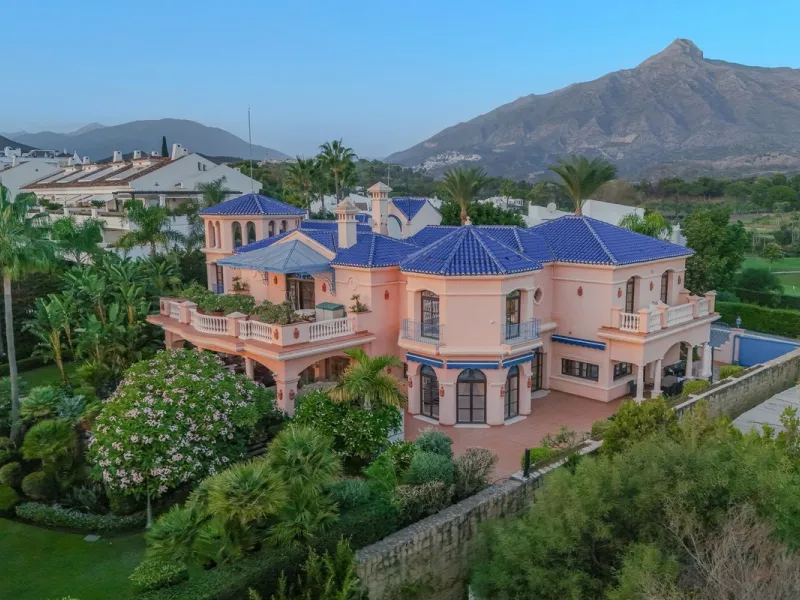 Villa Herencia stands as a magnificent masterpiece of classic architecture, embodying timeless elegance and exceptional craftsmanship.