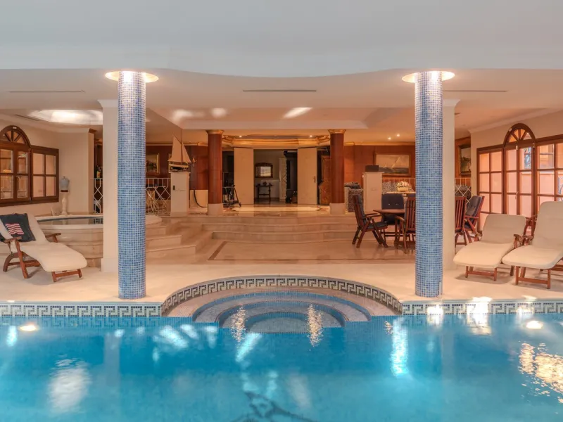 Villa Herencia stands as a magnificent masterpiece of classic architecture, embodying timeless elegance and exceptional craftsmanship.