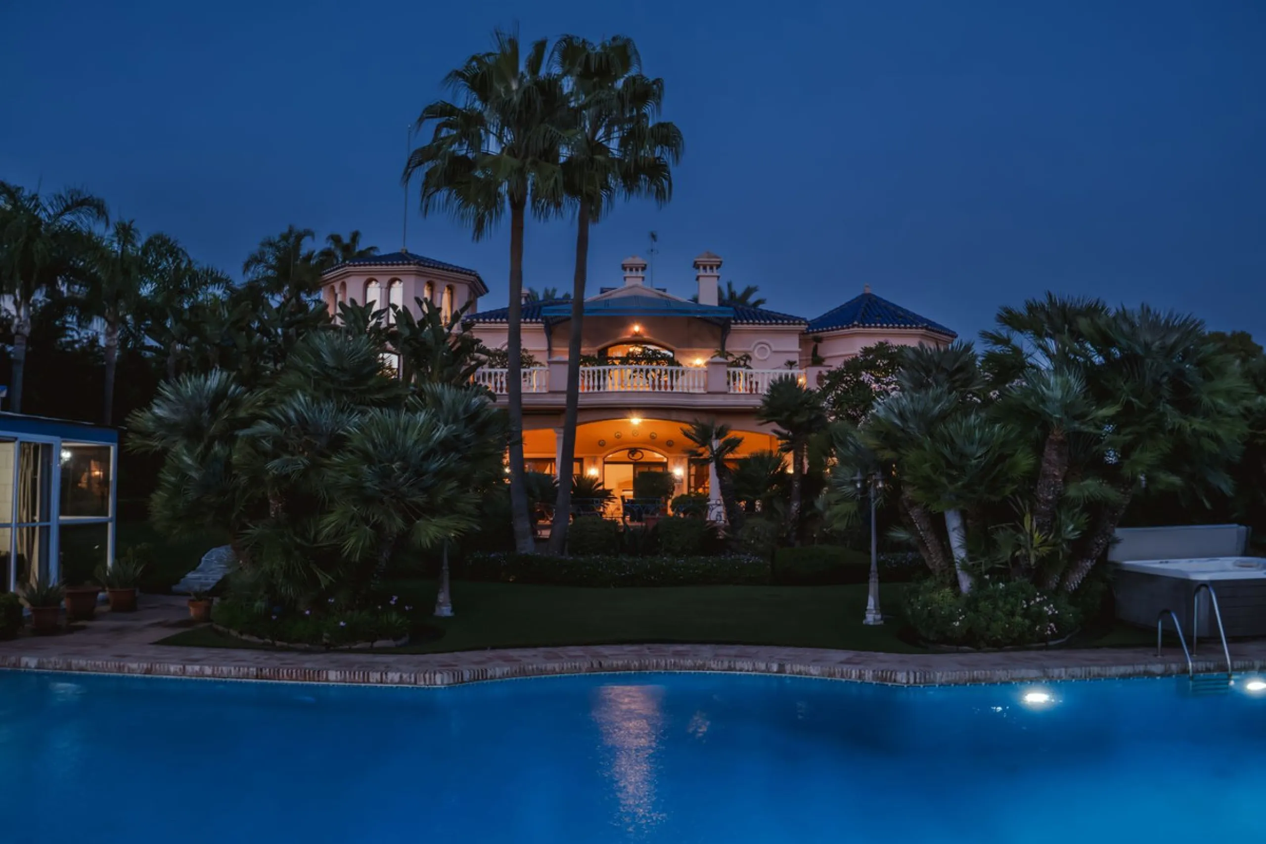 Villa Herencia stands as a magnificent masterpiece of classic architecture, embodying timeless elegance and exceptional craftsmanship.