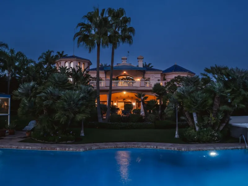 Villa Herencia stands as a magnificent masterpiece of classic architecture, embodying timeless elegance and exceptional craftsmanship.