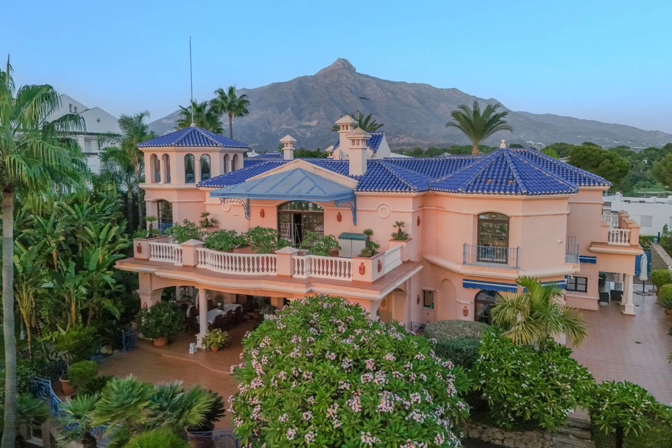 Villa Herencia stands as a magnificent masterpiece of classic architecture, embodying timeless elegance and exceptional craftsmanship.